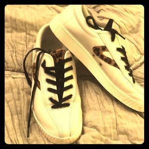 Size 8 tretorn sneakers